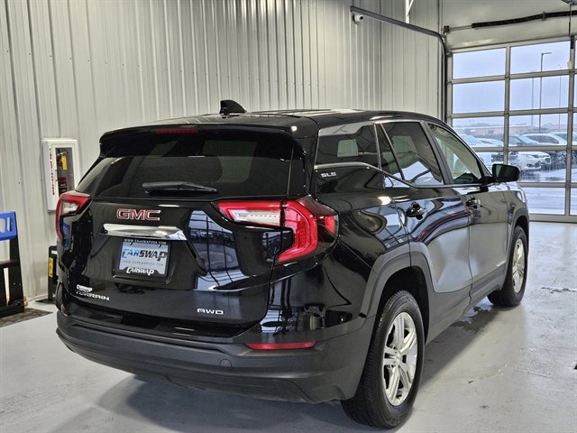 Used 2024 GMC Terrain SLE image 3