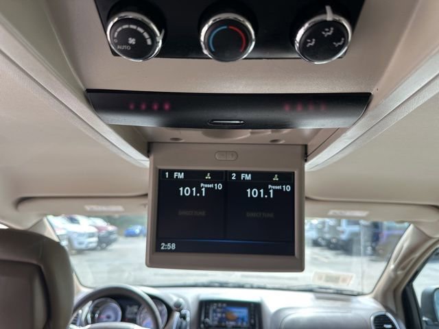 Used 2016 Chrysler Town & Country Touring-L w/ Driver Convenience Group image 17