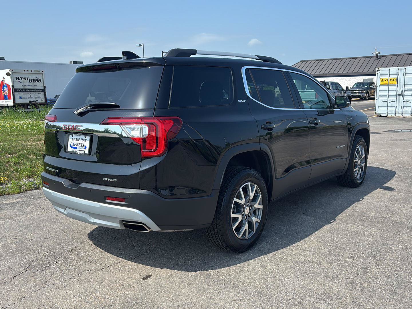 Used 2023 GMC Acadia SLT w/ LPO, Floor Liner Package AWD/4WD image 7