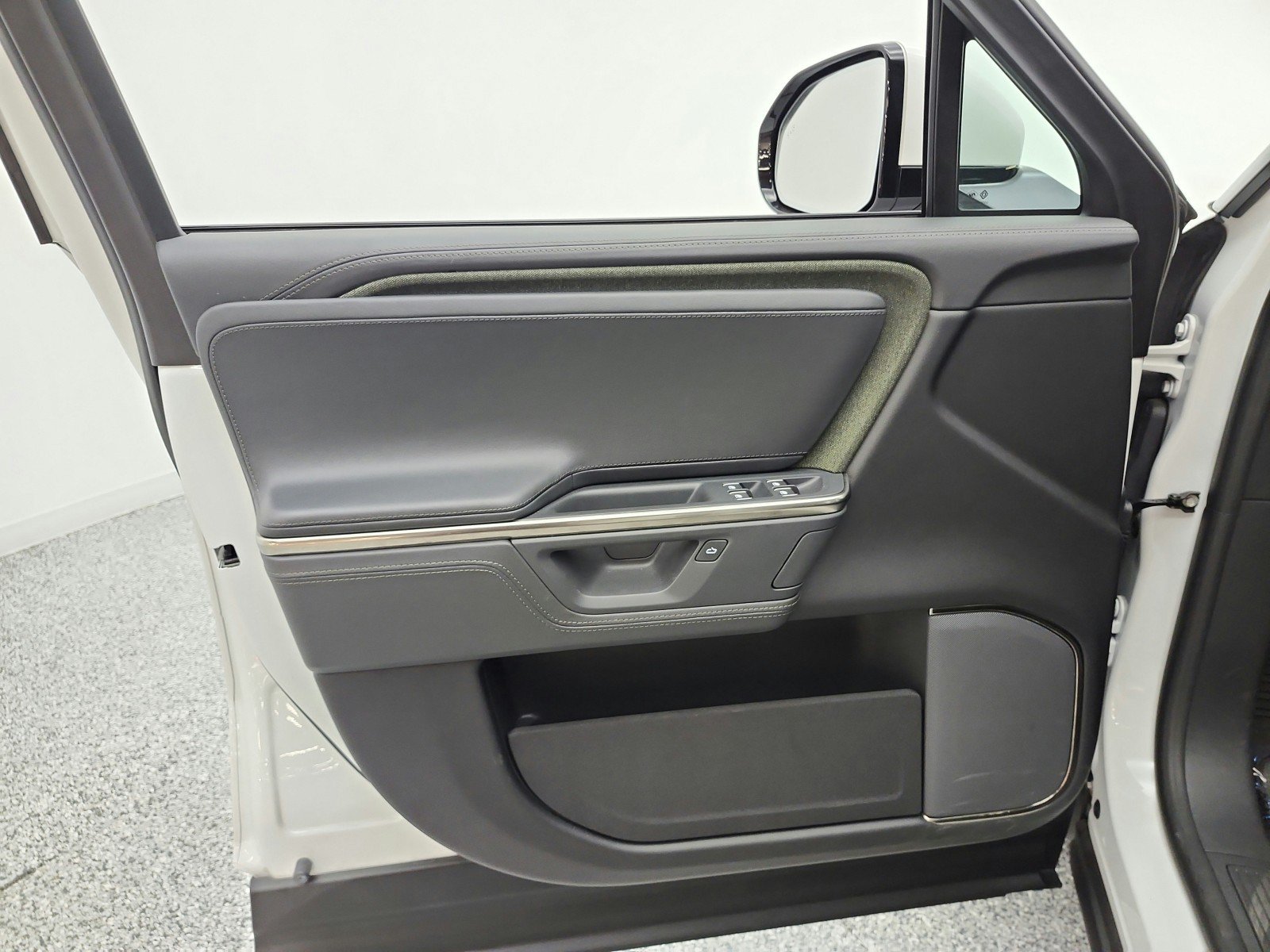 Used 2025 Rivian R1S Adventure AWD/4WD image 14