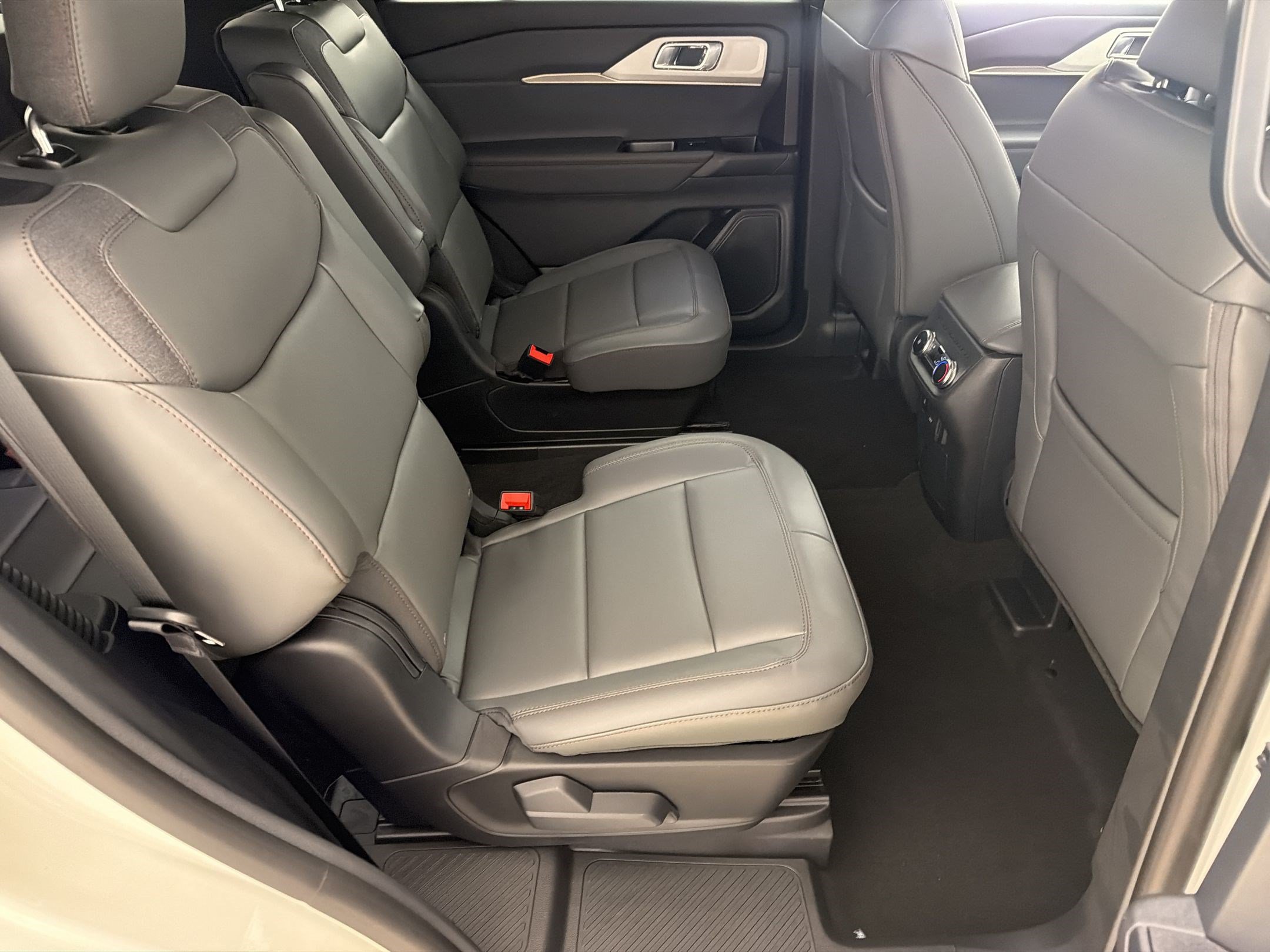 New 2027 Ford Explorer Active w/ Active Comfort Package RWD image 30