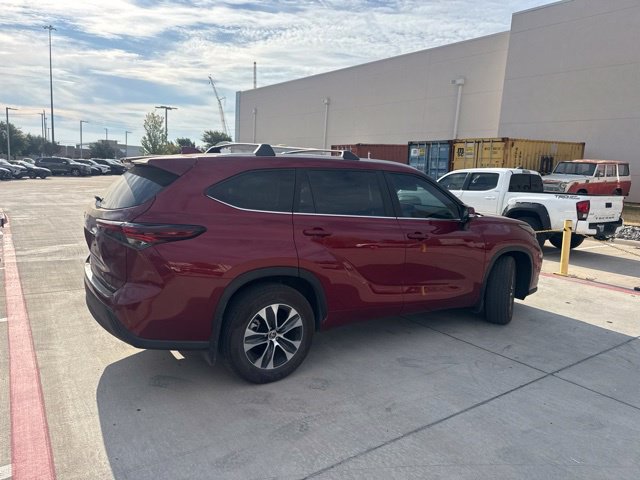 Used 2026 Toyota Highlander XLE AWD/4WD image 3