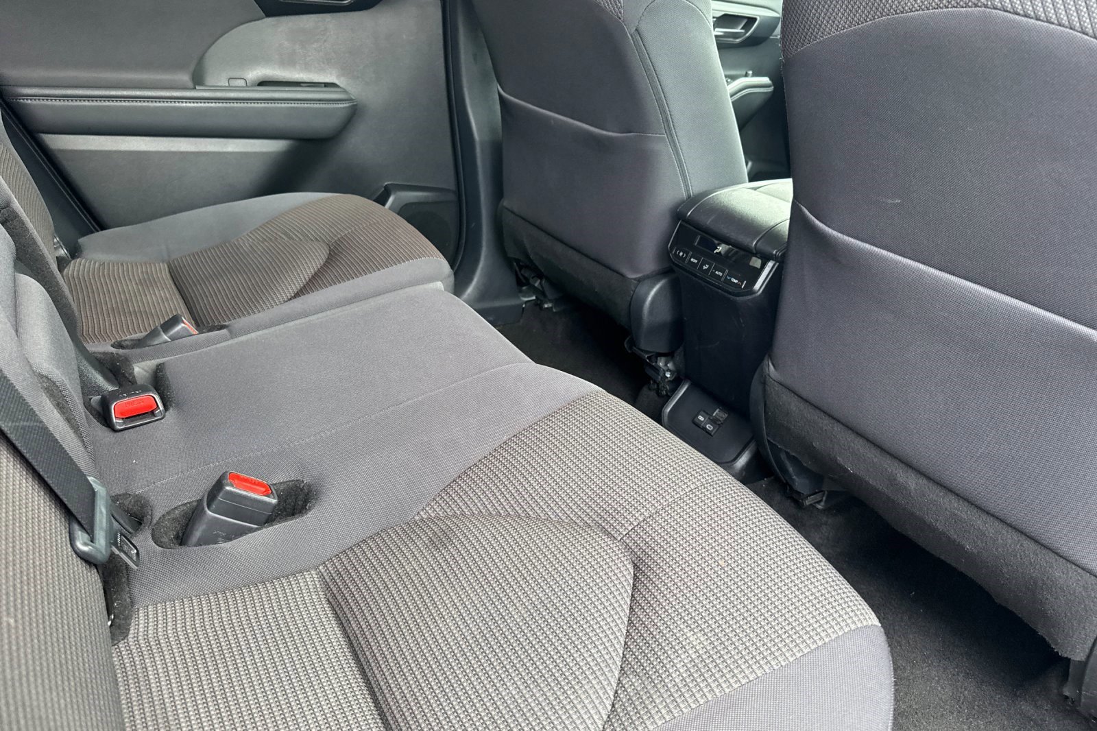 Used 2025 Toyota Highlander LE image 30