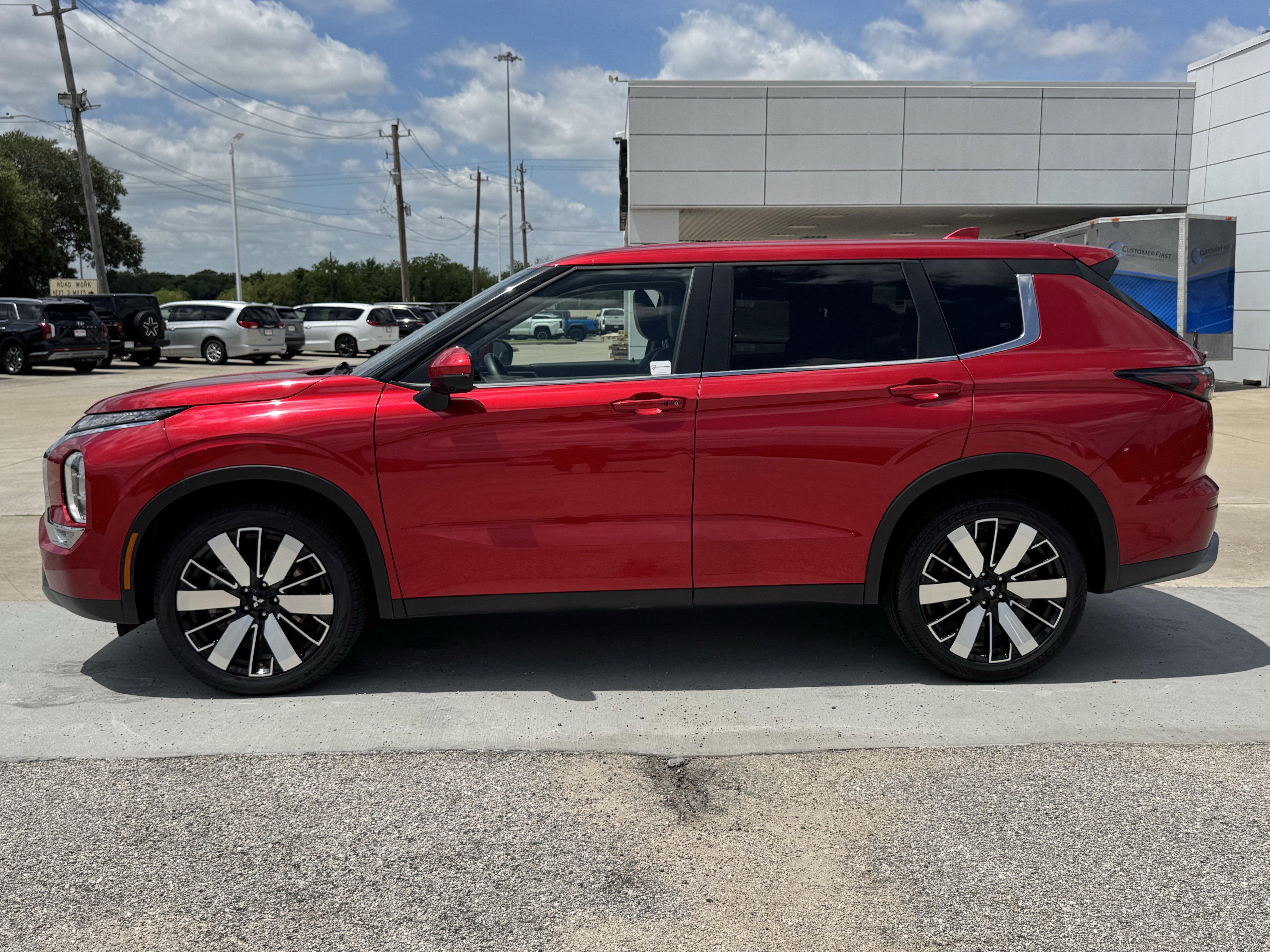 Used 2025 Mitsubishi Outlander SE FWD image 7
