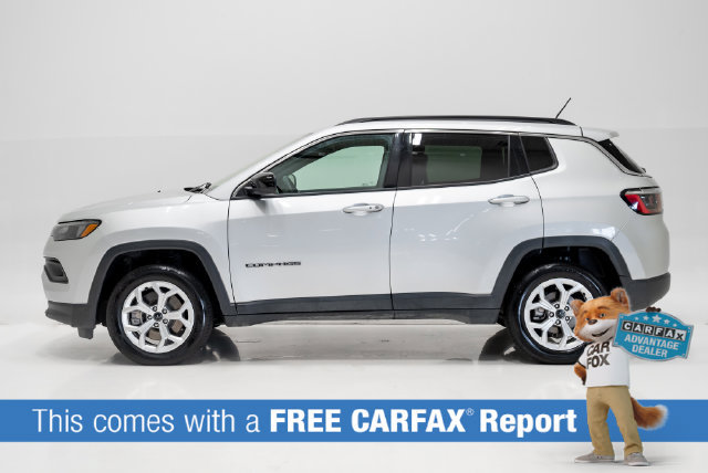 Used 2025 Jeep Compass Latitude w/ Sun & Sound Group AWD/4WD image 2