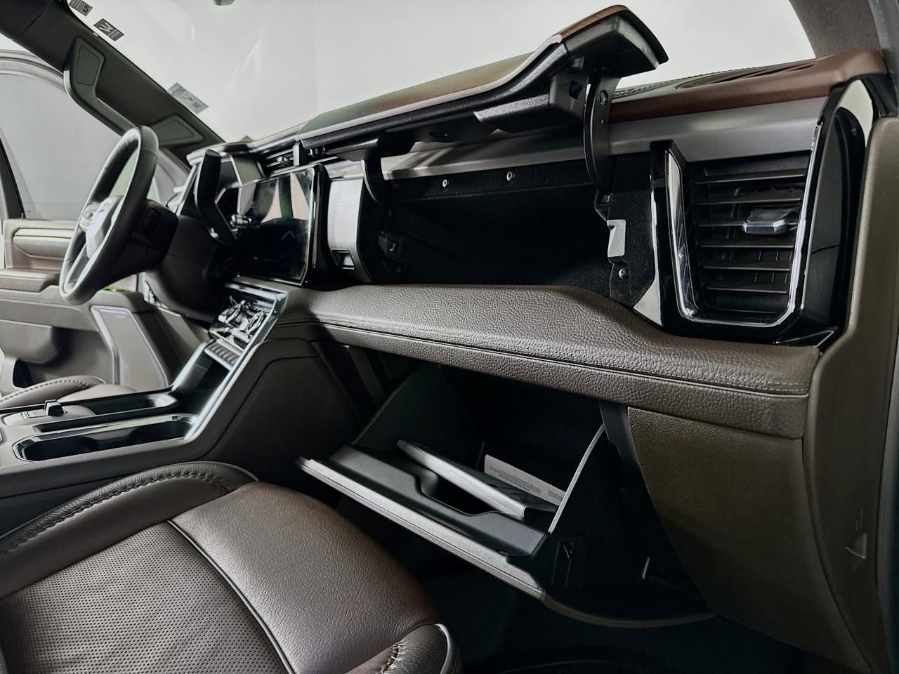 Used 2024 GMC Sierra 3500 Denali w/ Denali Reserve Package image 41