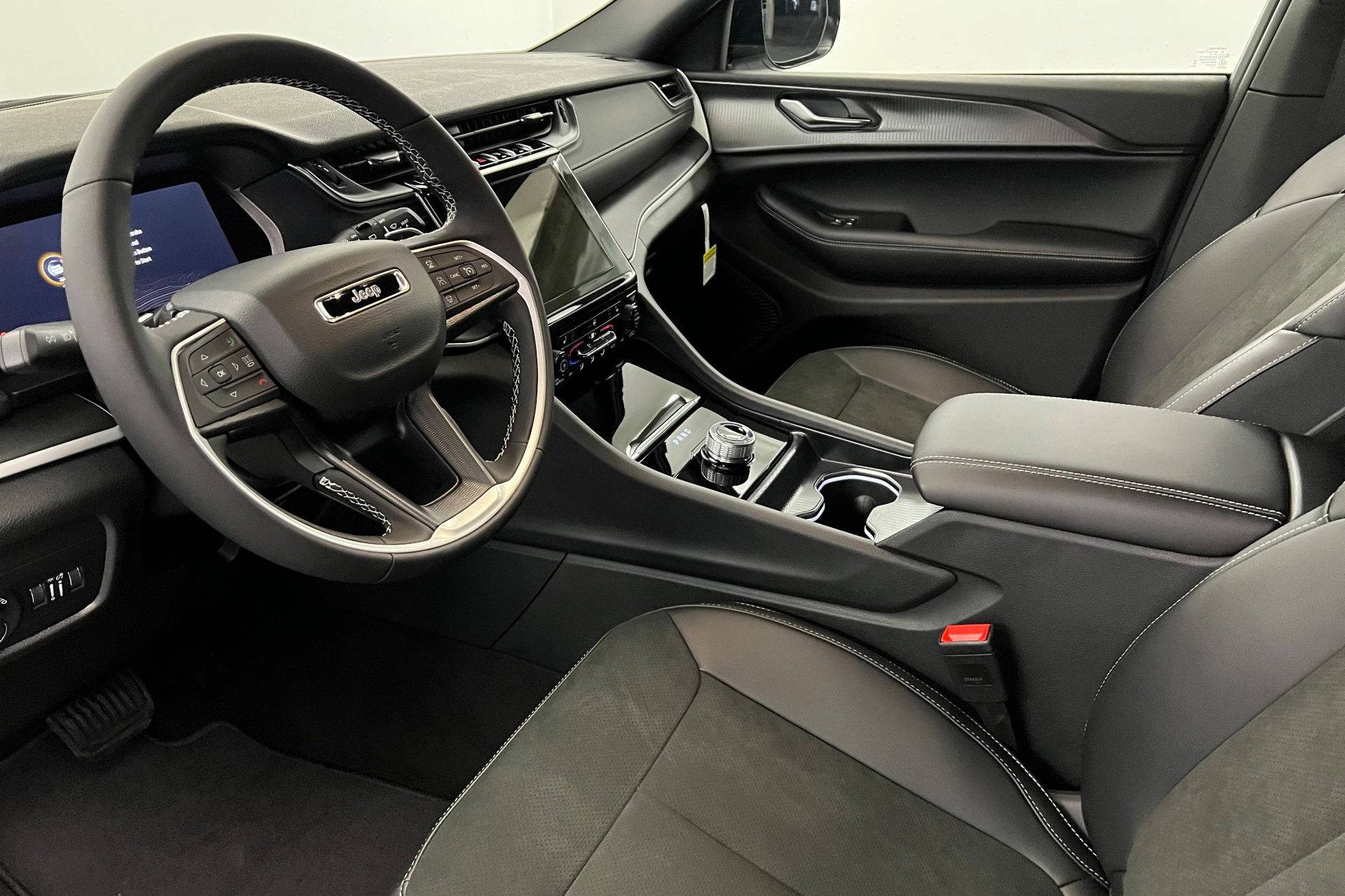 New 2025 Jeep Grand Cherokee Altitude AWD/4WD image 15