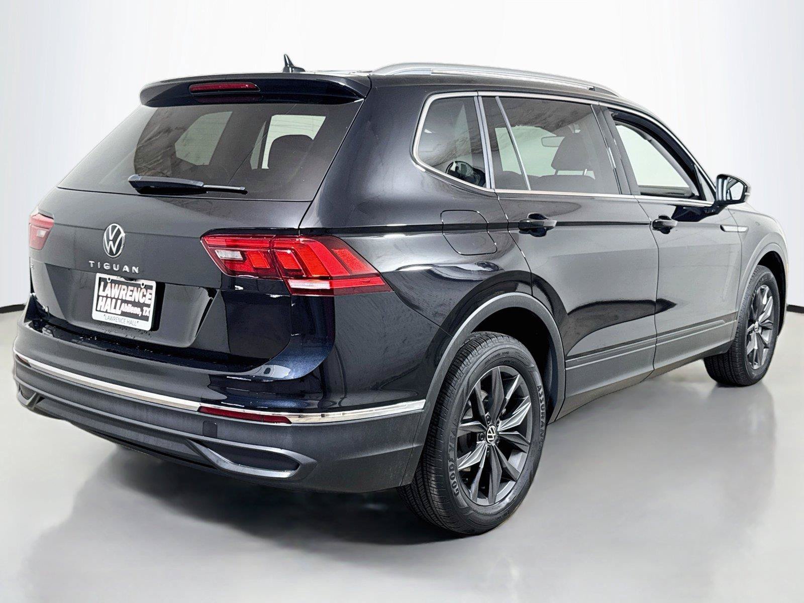 Used 2023 Volkswagen Tiguan SE FWD image 4