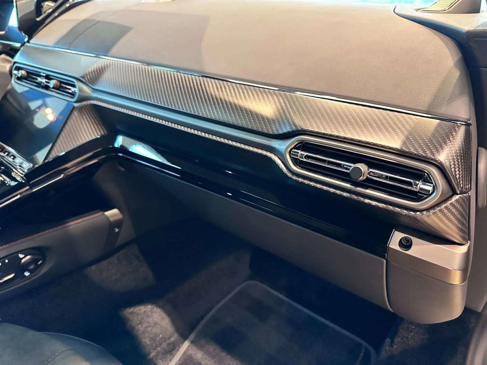 New 2025 Aston Martin V8 Vantage Coupe image 22