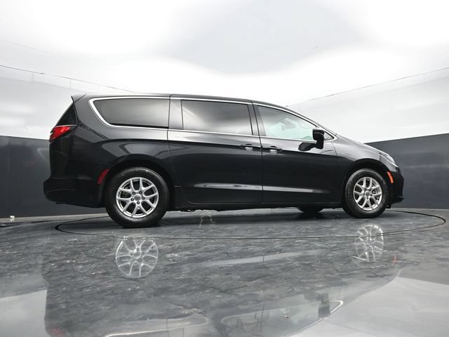 Used 2023 Chrysler Pacifica Touring-L FWD image 50