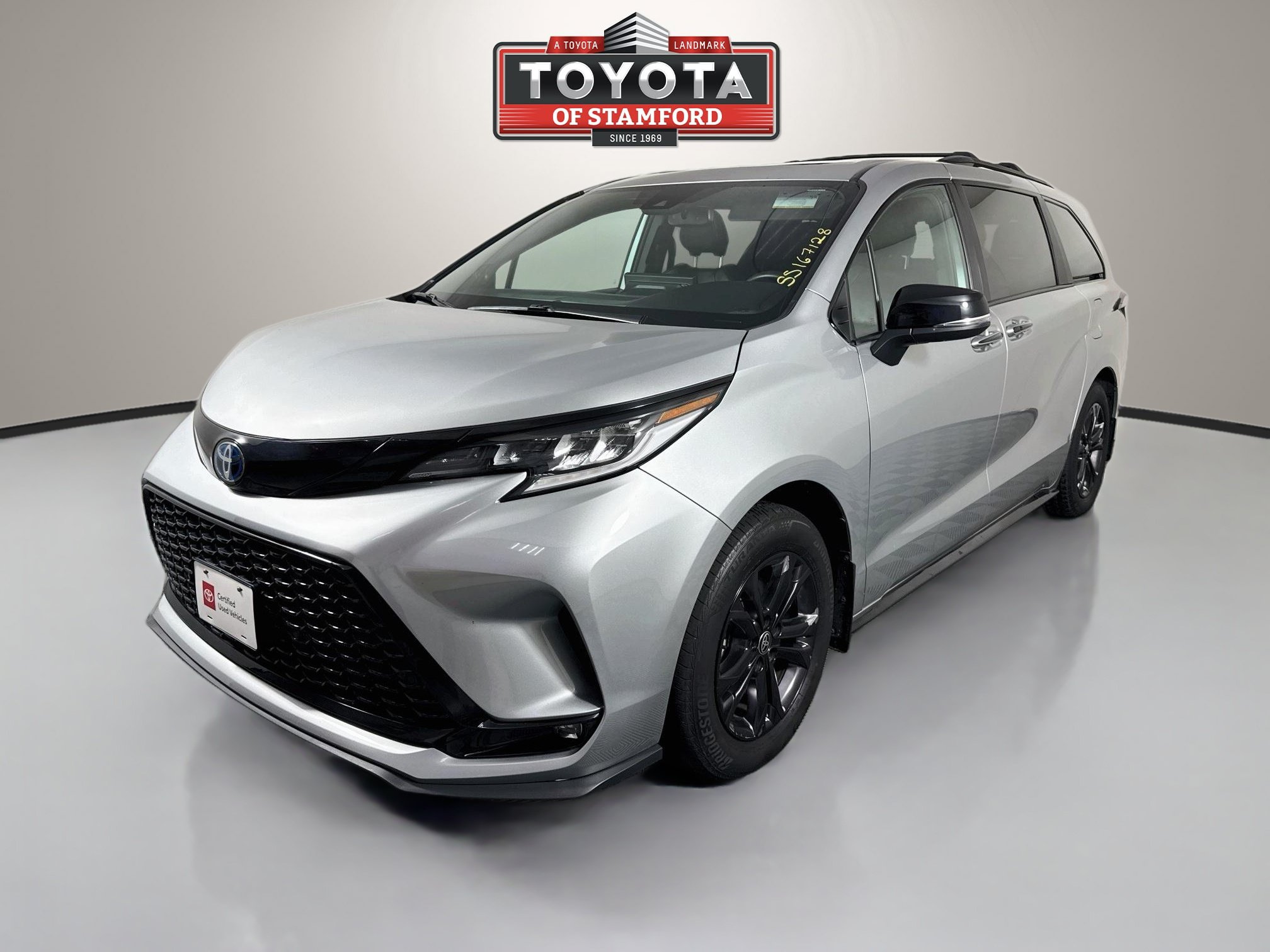 Certified 2025 Toyota Sienna XSE w/ XSE Premium Package AWD/4WD image 3