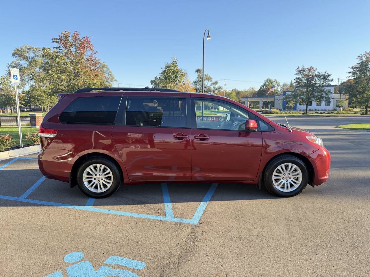 Used 2012 Toyota Sienna XLE FWD image 4