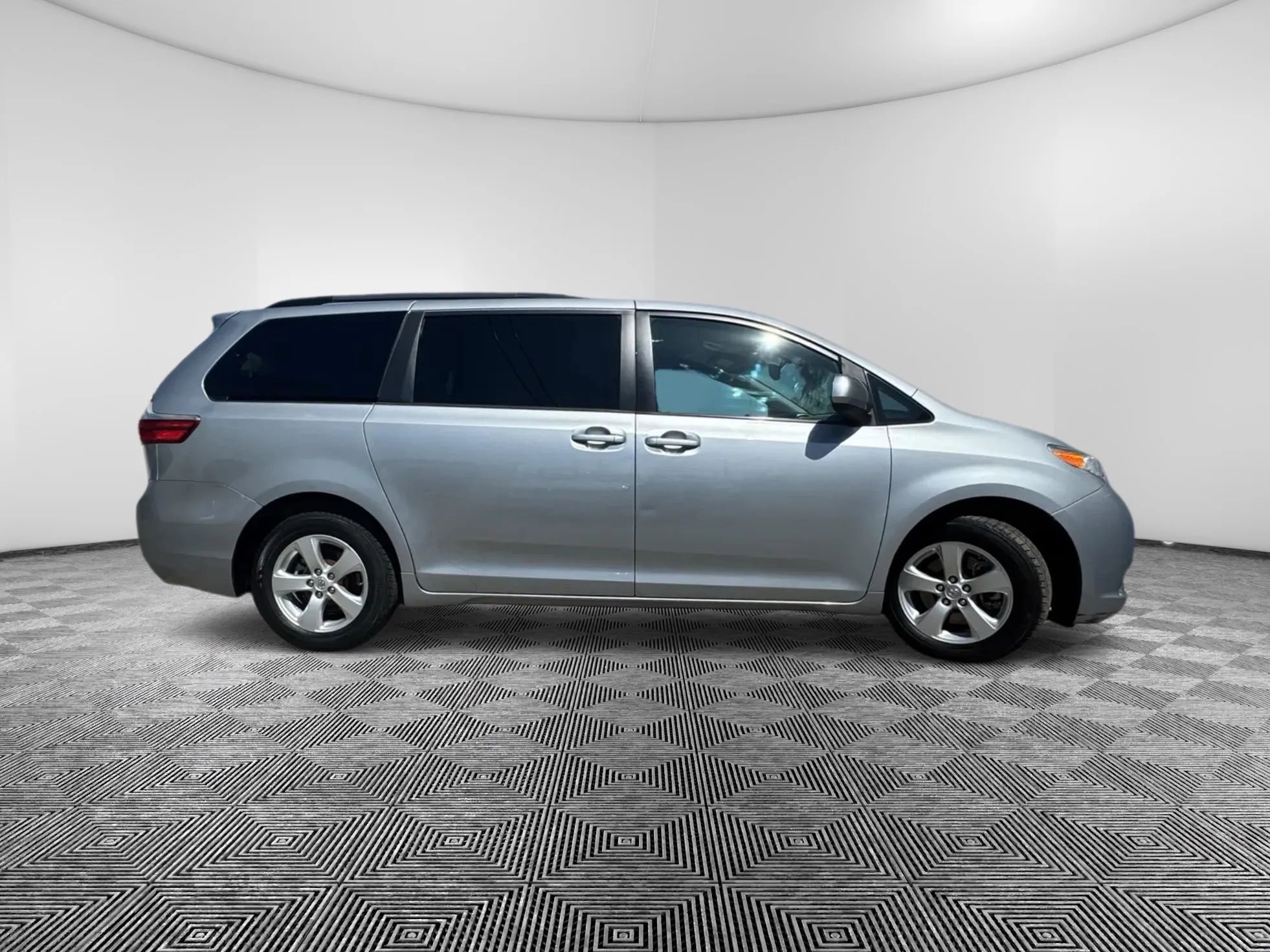 Used 2015 Toyota Sienna LE image 5