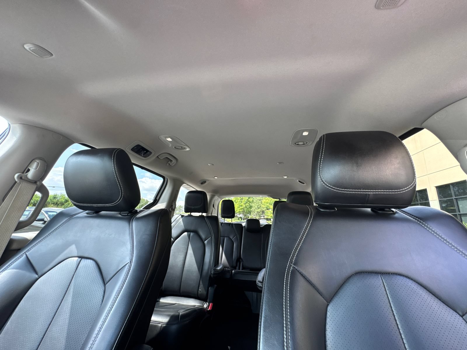 Used 2023 Chrysler Pacifica Touring-L FWD image 28