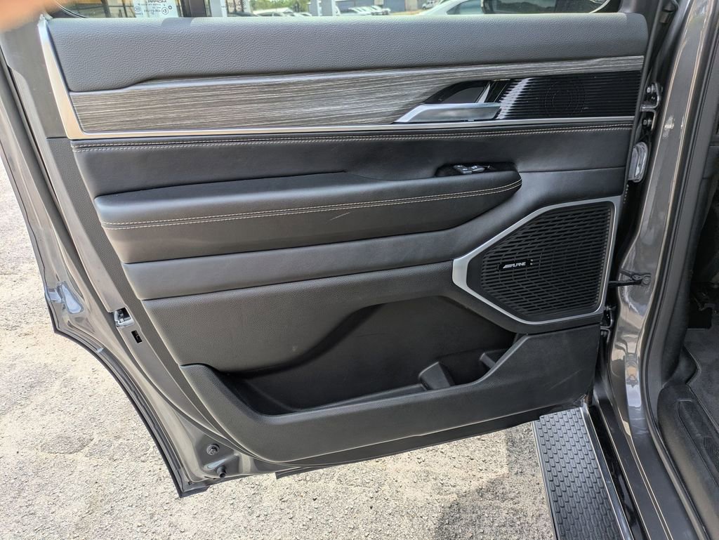 Used 2024 Jeep Wagoneer Series II w/ Flexible Seating Group image 28