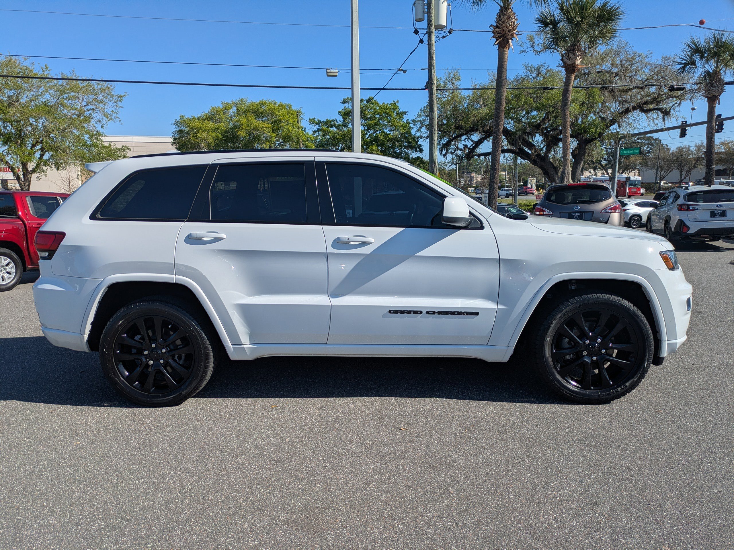 Used 2019 Jeep Grand Cherokee Altitude image 3