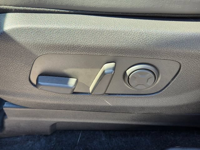 Used 2025 Kia Carnival EX FWD image 11