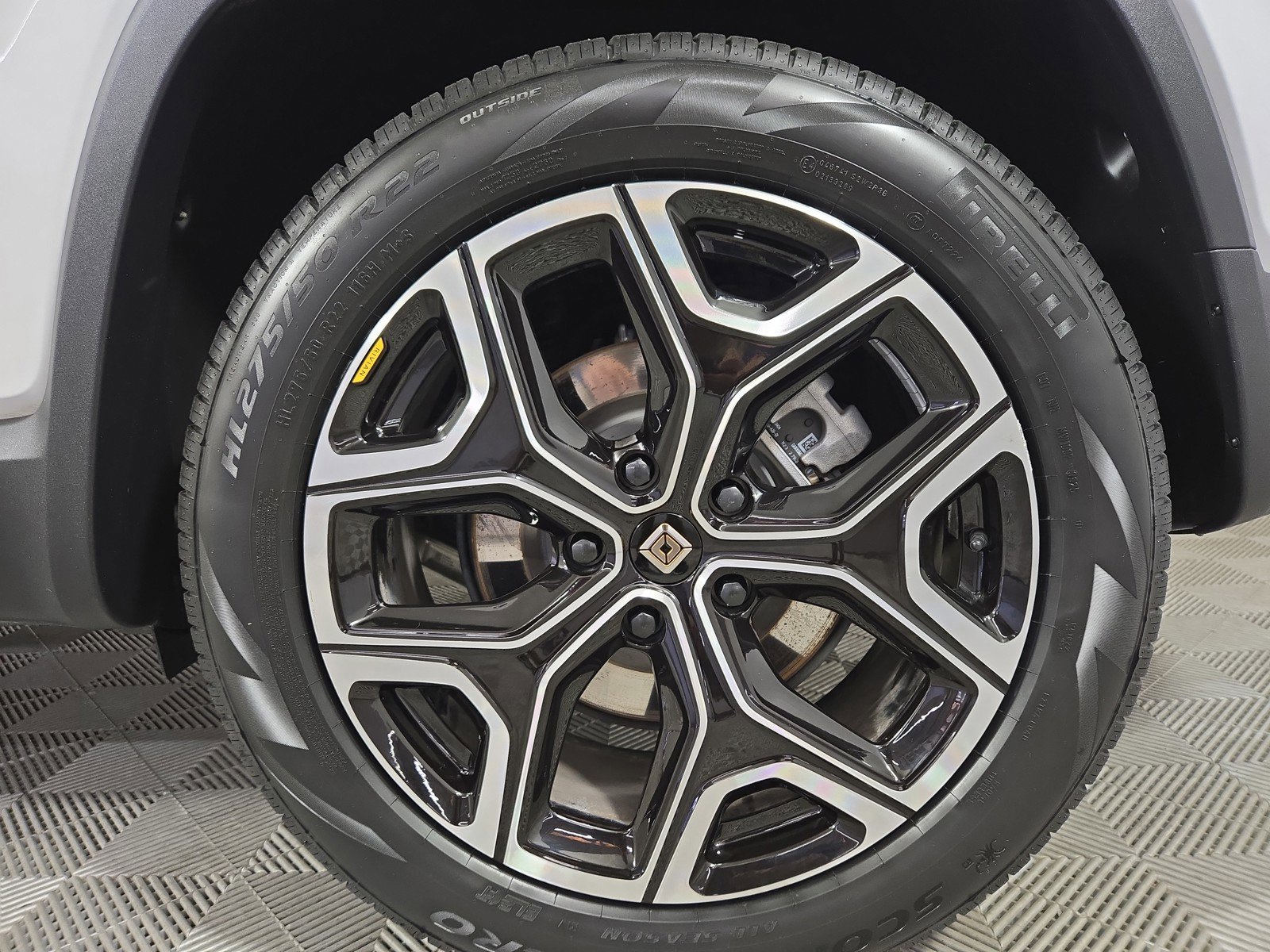 Used 2024 Rivian R1S Adventure image 9