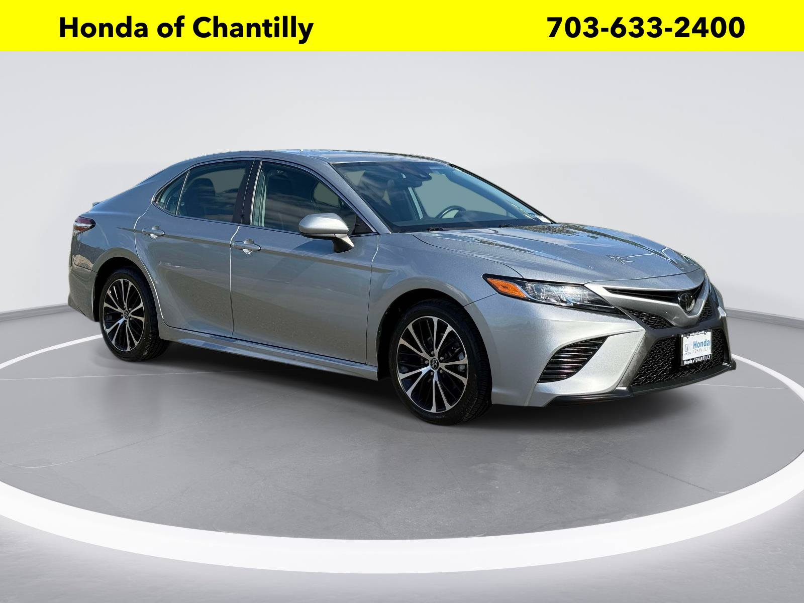 Used 2020 Toyota Camry SE FWD image 1