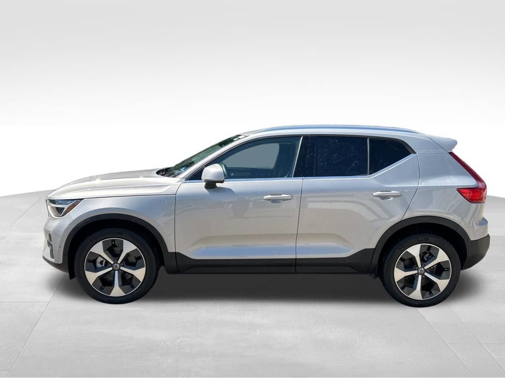 Used 2025 Volvo XC40 B5 Plus AWD/4WD image 2