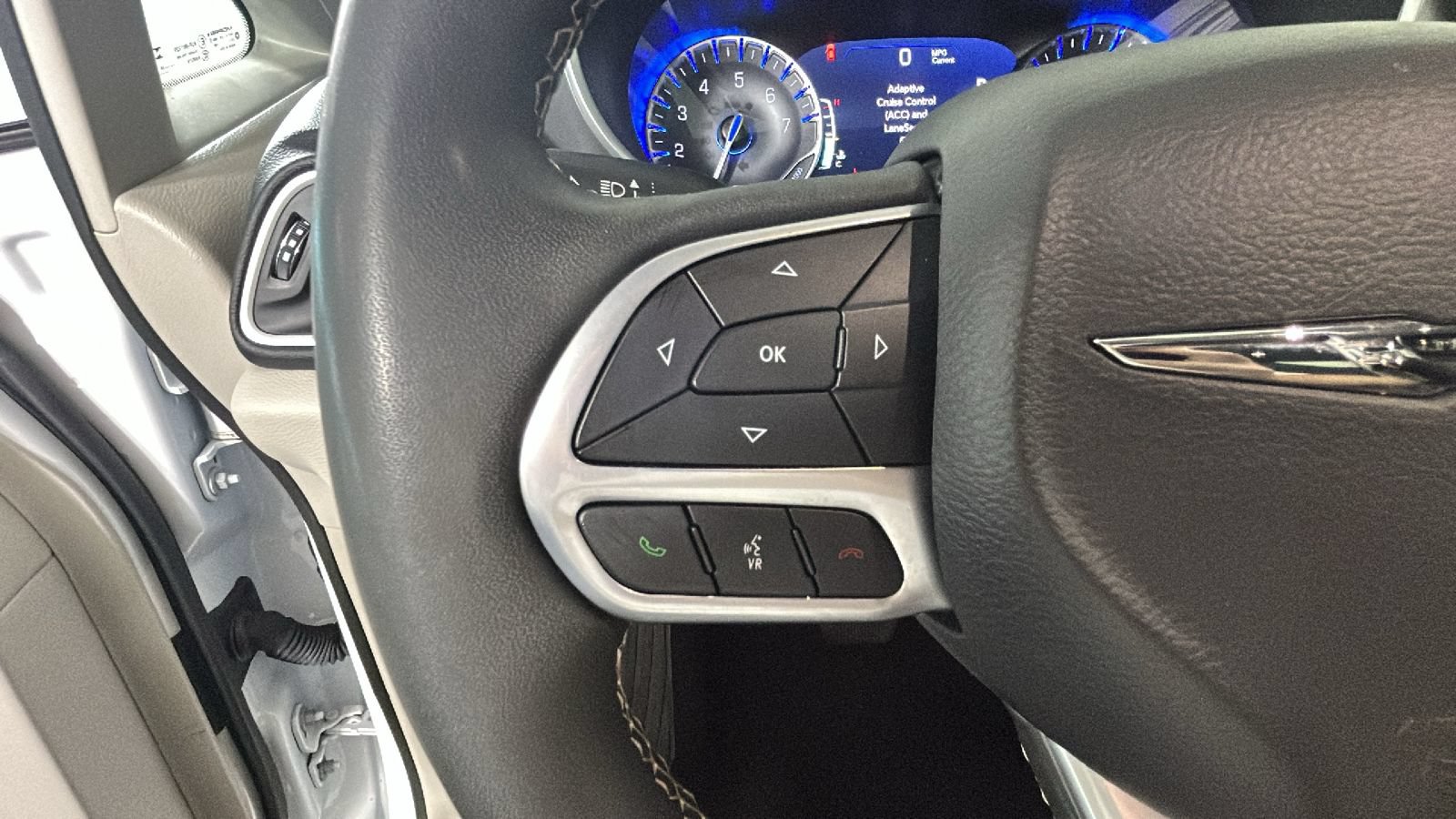 Used 2024 Chrysler Pacifica Touring-L FWD image 17