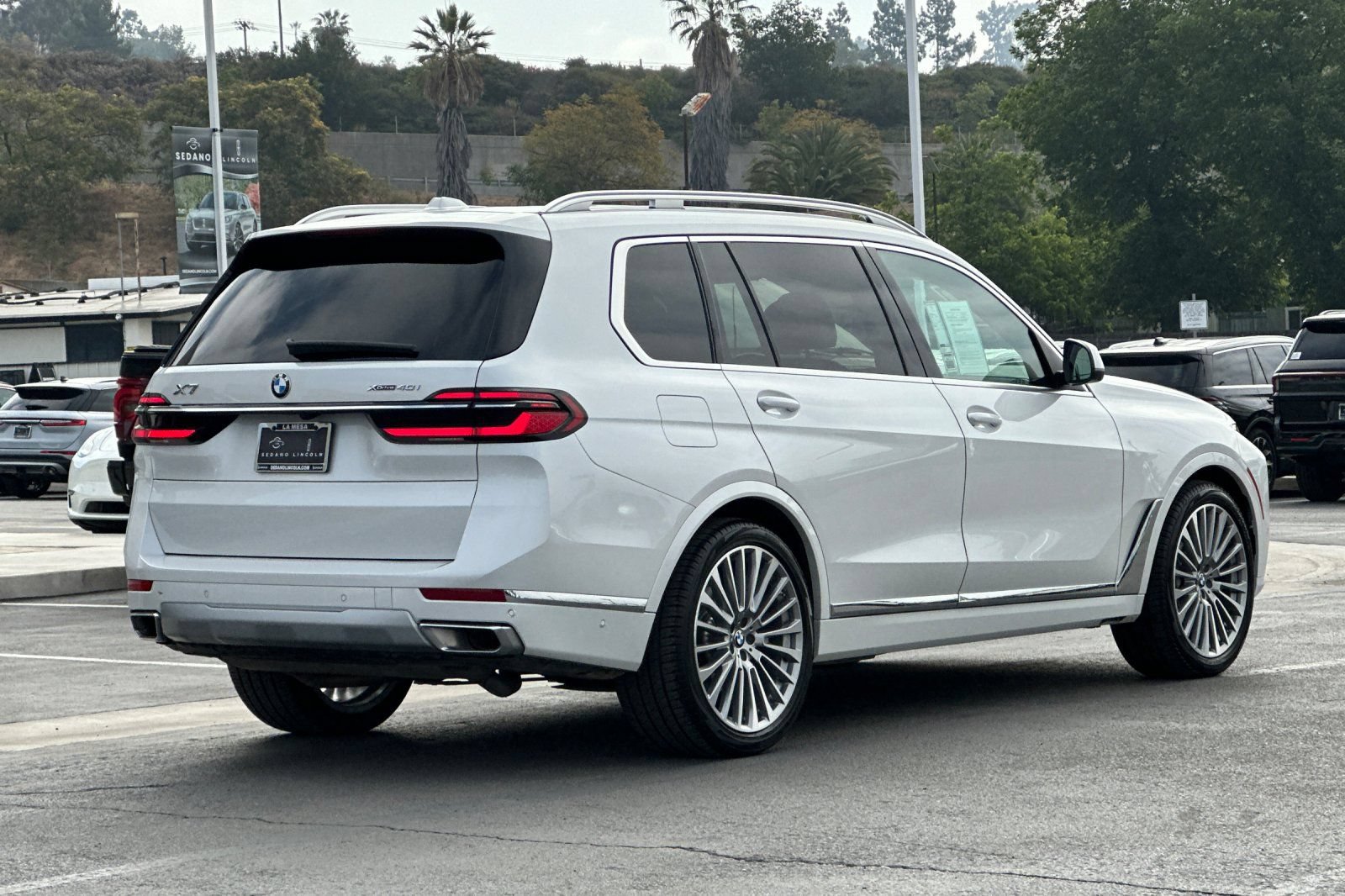 Used 2024 BMW X7 xDrive40i w/ Premium Package AWD/4WD image 3