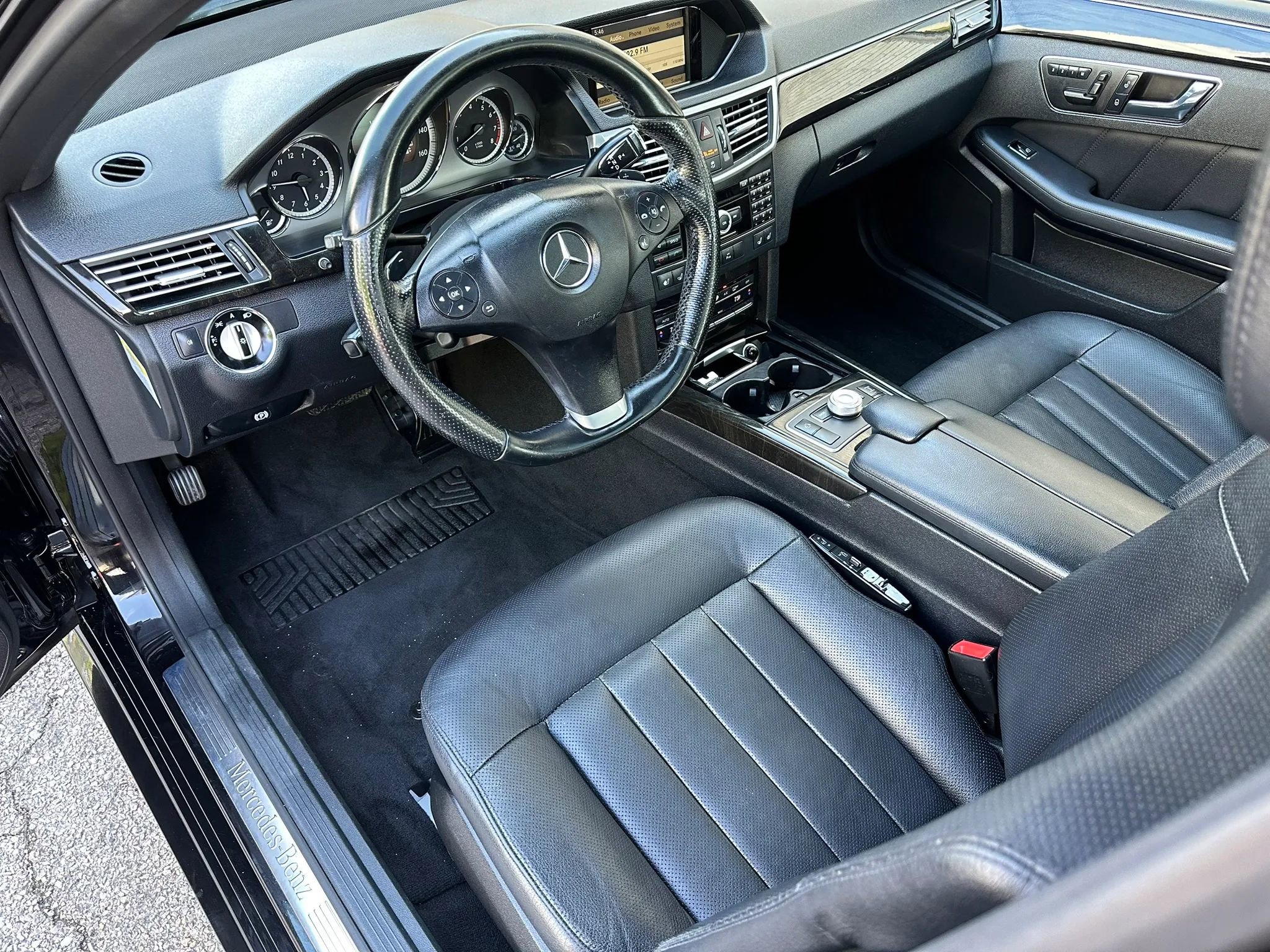 Used 2010 Mercedes-Benz E 550 Sedan w/ Premium 2 Pkg image 12