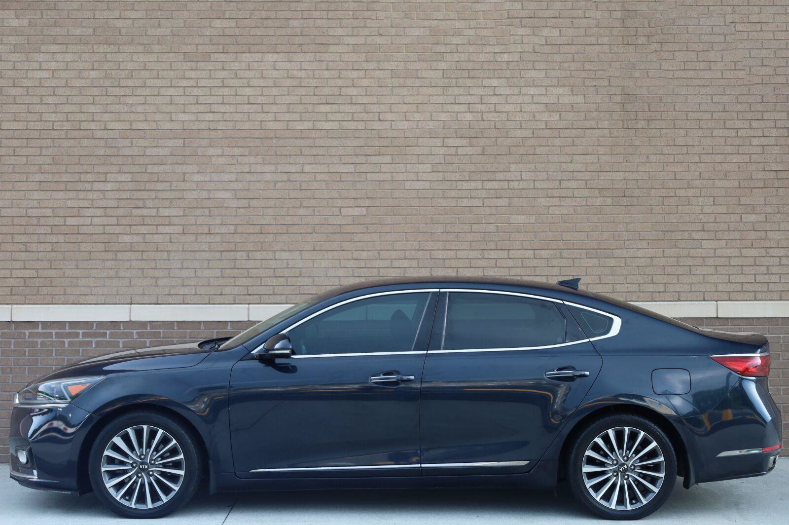 Used 2017 Kia Cadenza Premium FWD image 2