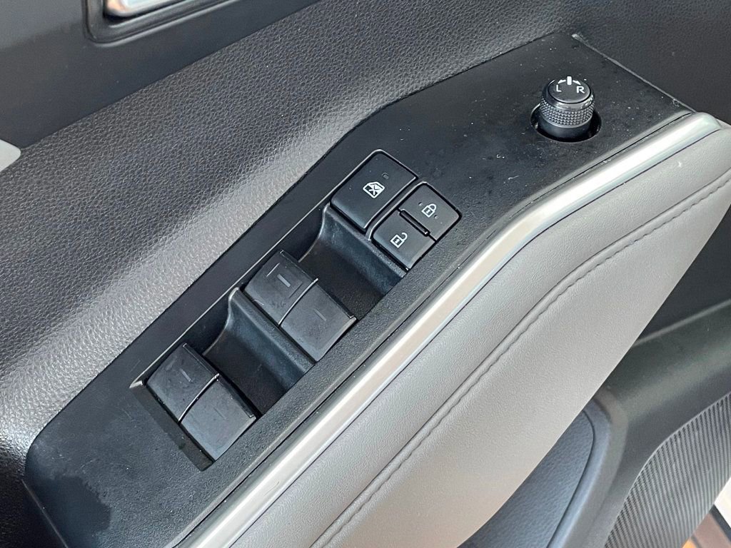 Used 2022 Toyota Highlander XLE AWD/4WD image 16