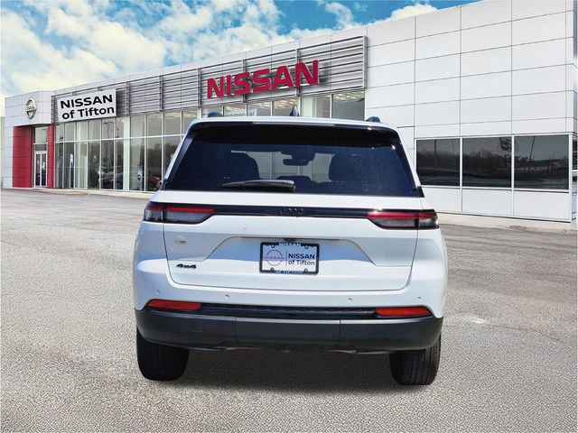 Used 2025 Jeep Grand Cherokee Altitude AWD/4WD image 5