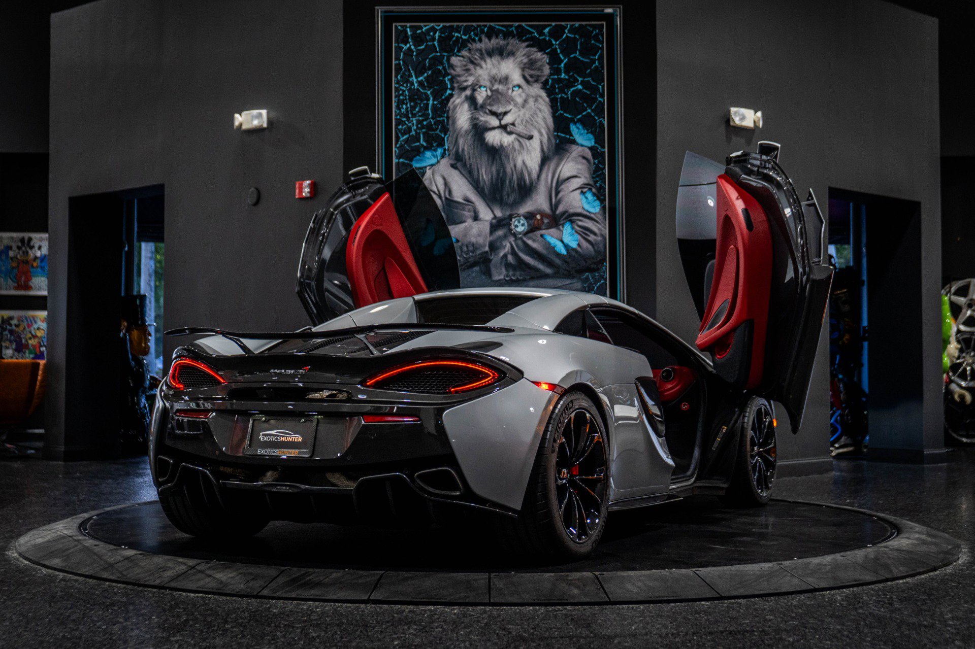 Used 2018 McLaren 570S Spider image 28