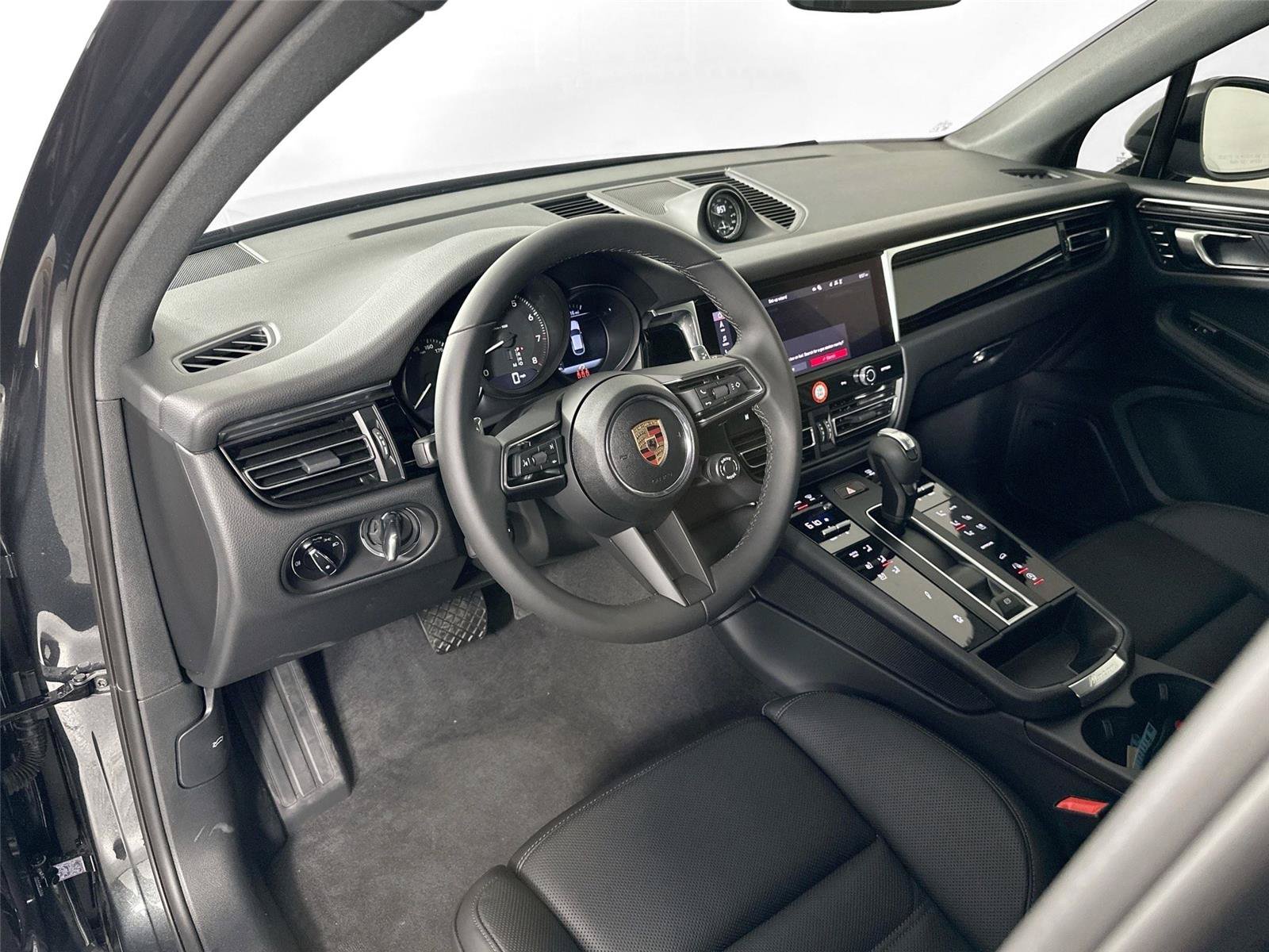 Certified 2025 Porsche Macan AWD/4WD image 4