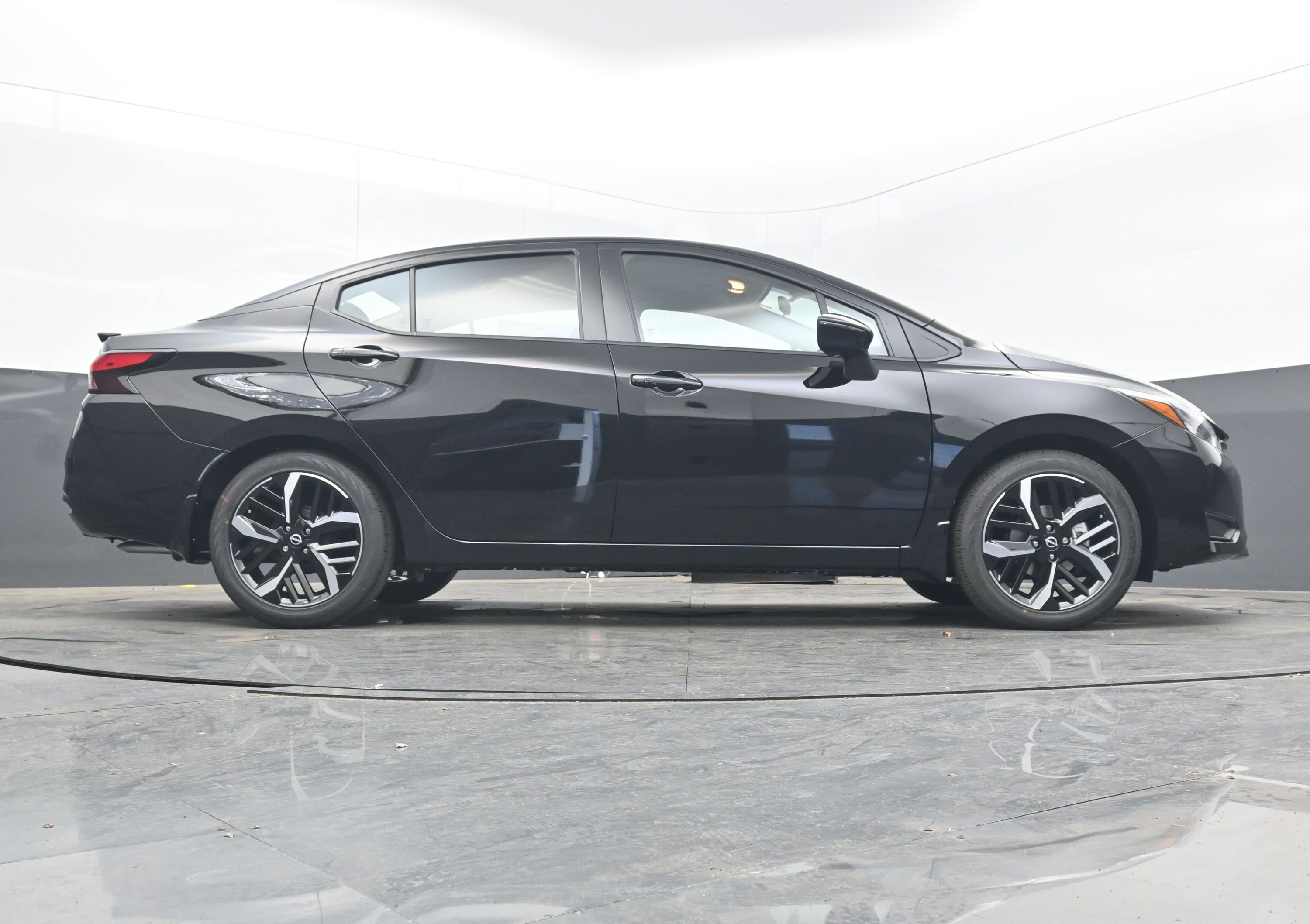 New 2025 Nissan Versa SR image 28