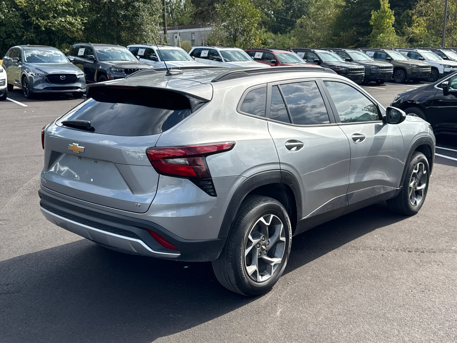 Used 2025 Chevrolet Trax LT FWD image 5