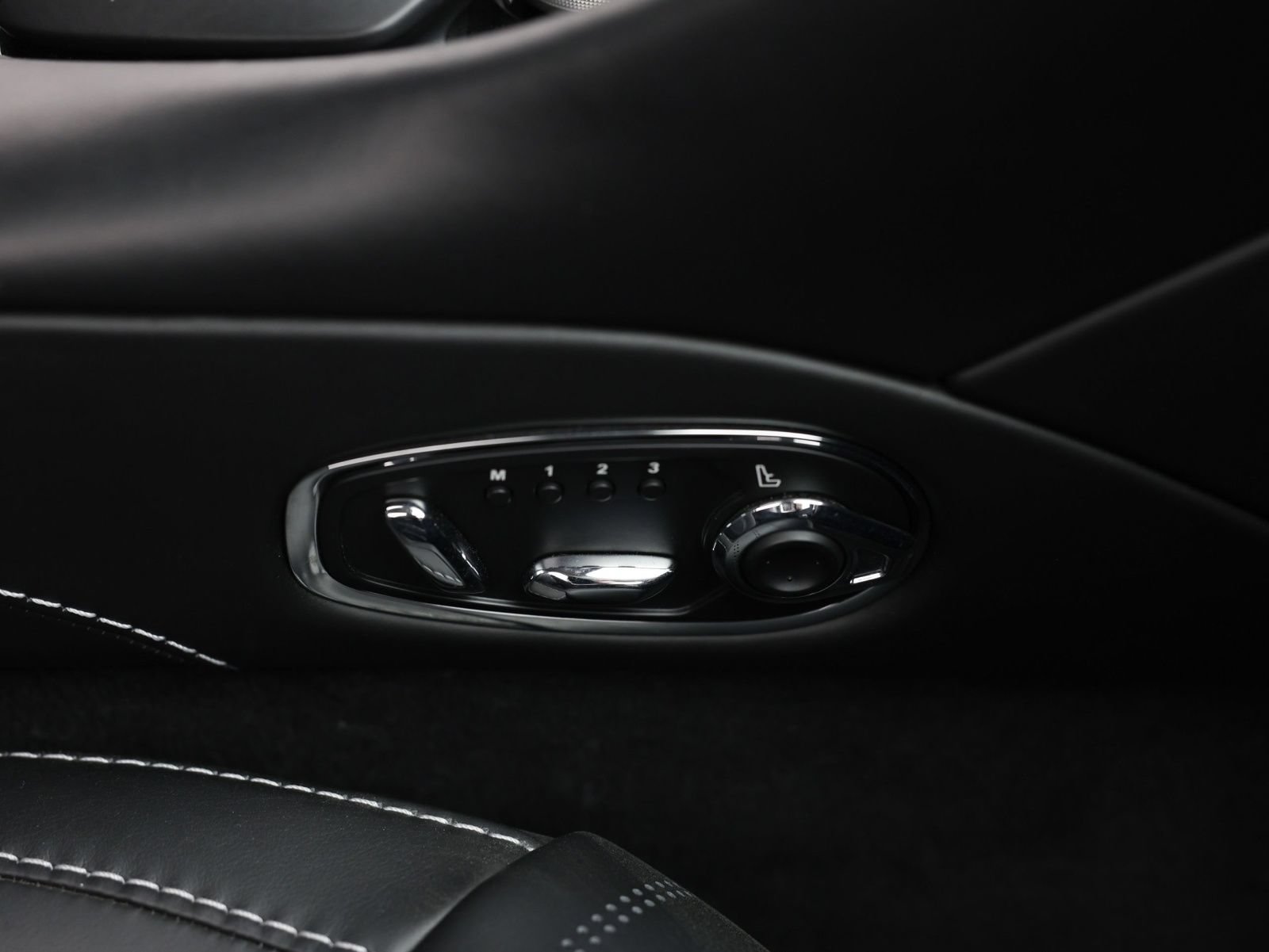 Used 2018 Aston Martin DB11 V12 RWD image 31