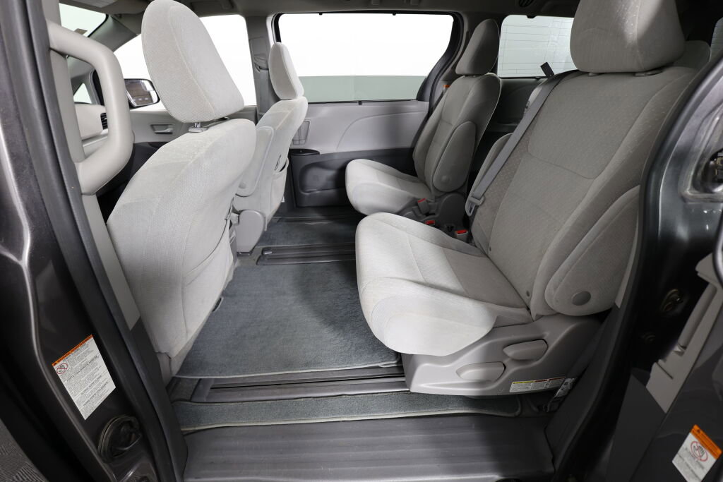 Used 2018 Toyota Sienna LE FWD image 16