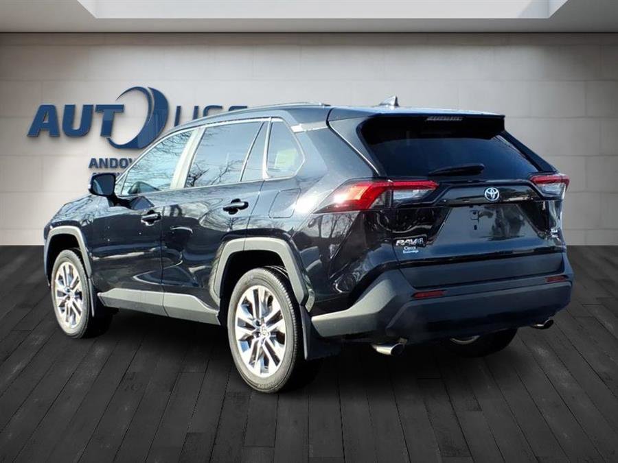 Used 2021 Toyota RAV4 XLE Premium image 4