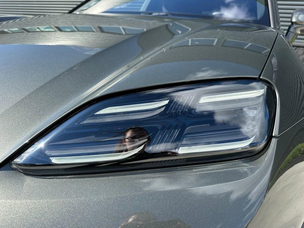 Used 2025 Porsche Macan 4 Electric image 13