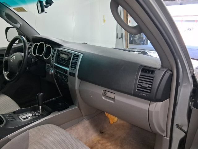 Used 2005 Toyota 4Runner SR5 AWD/4WD image 26