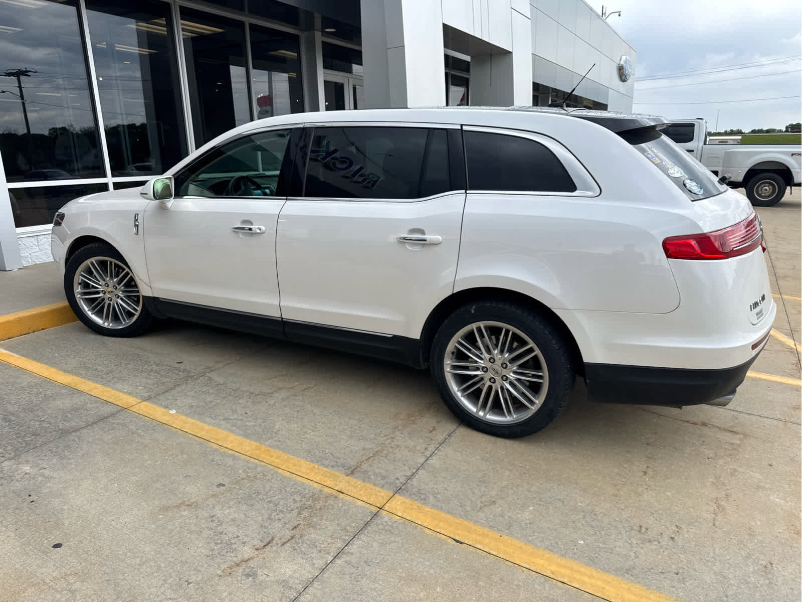 Used 2017 Lincoln MKT AWD w/ Technology Package image 10