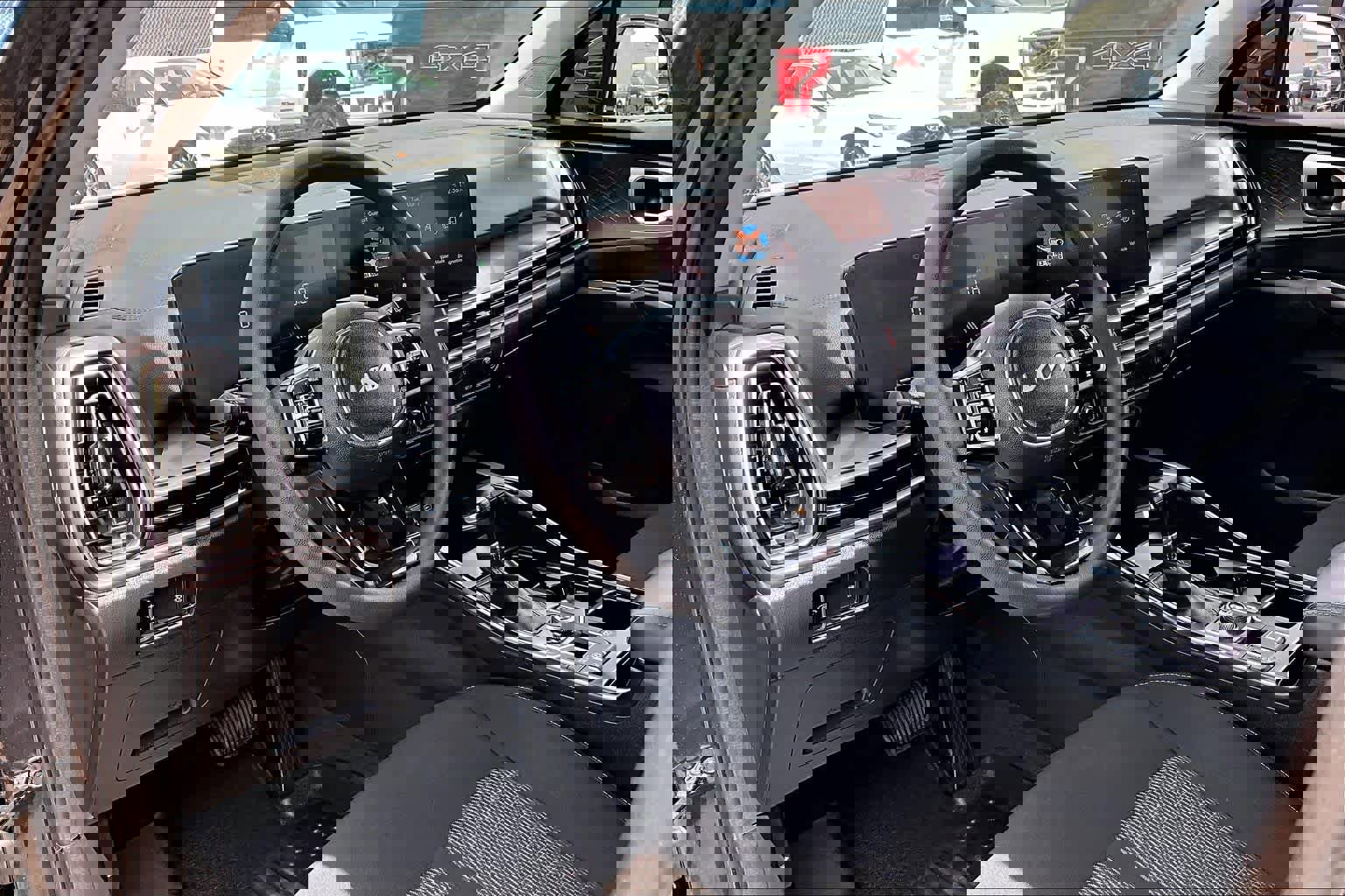 Used 2025 Kia Sorento LX image 16