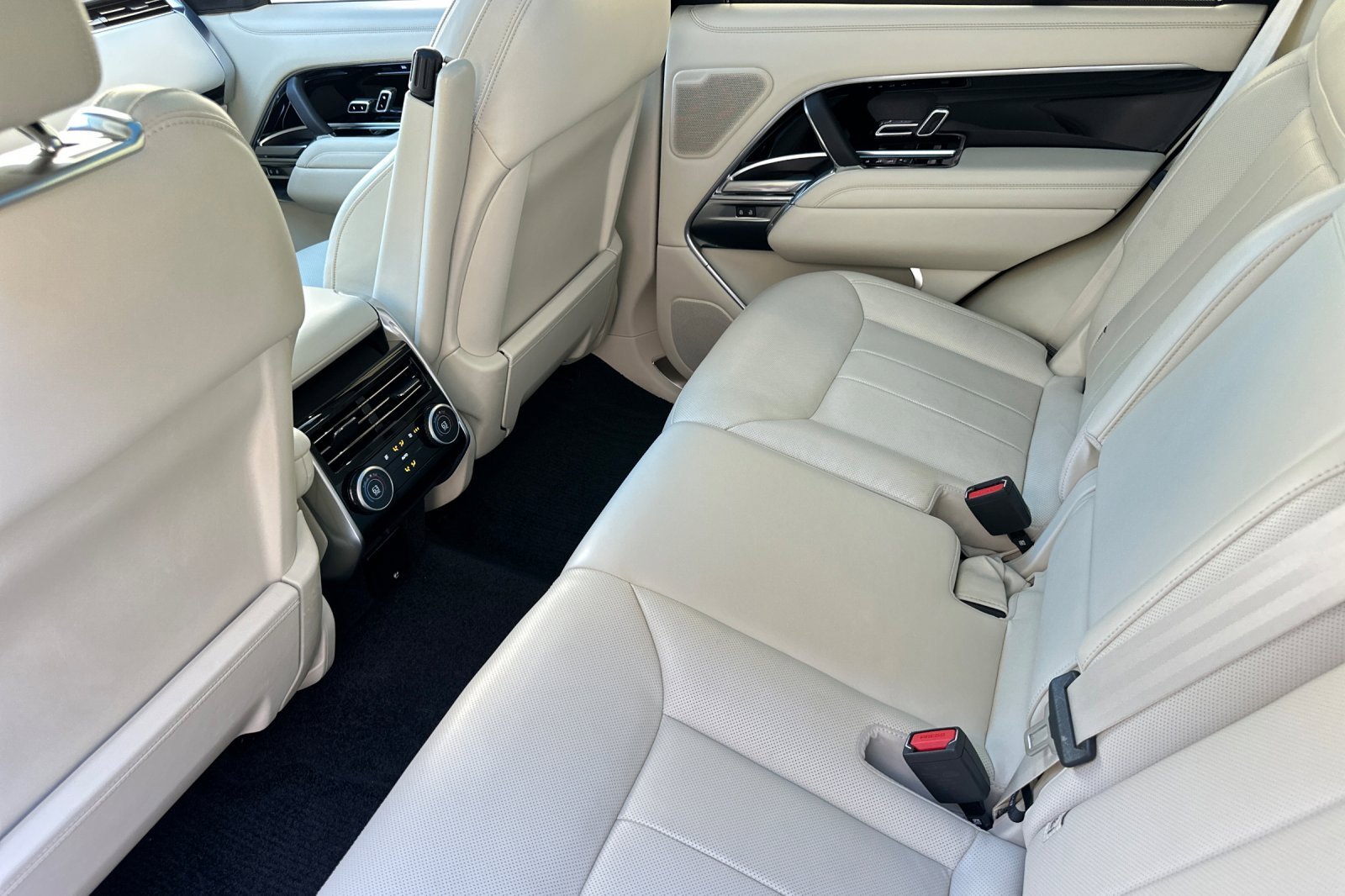 Certified 2024 Land Rover Range Rover SE image 12