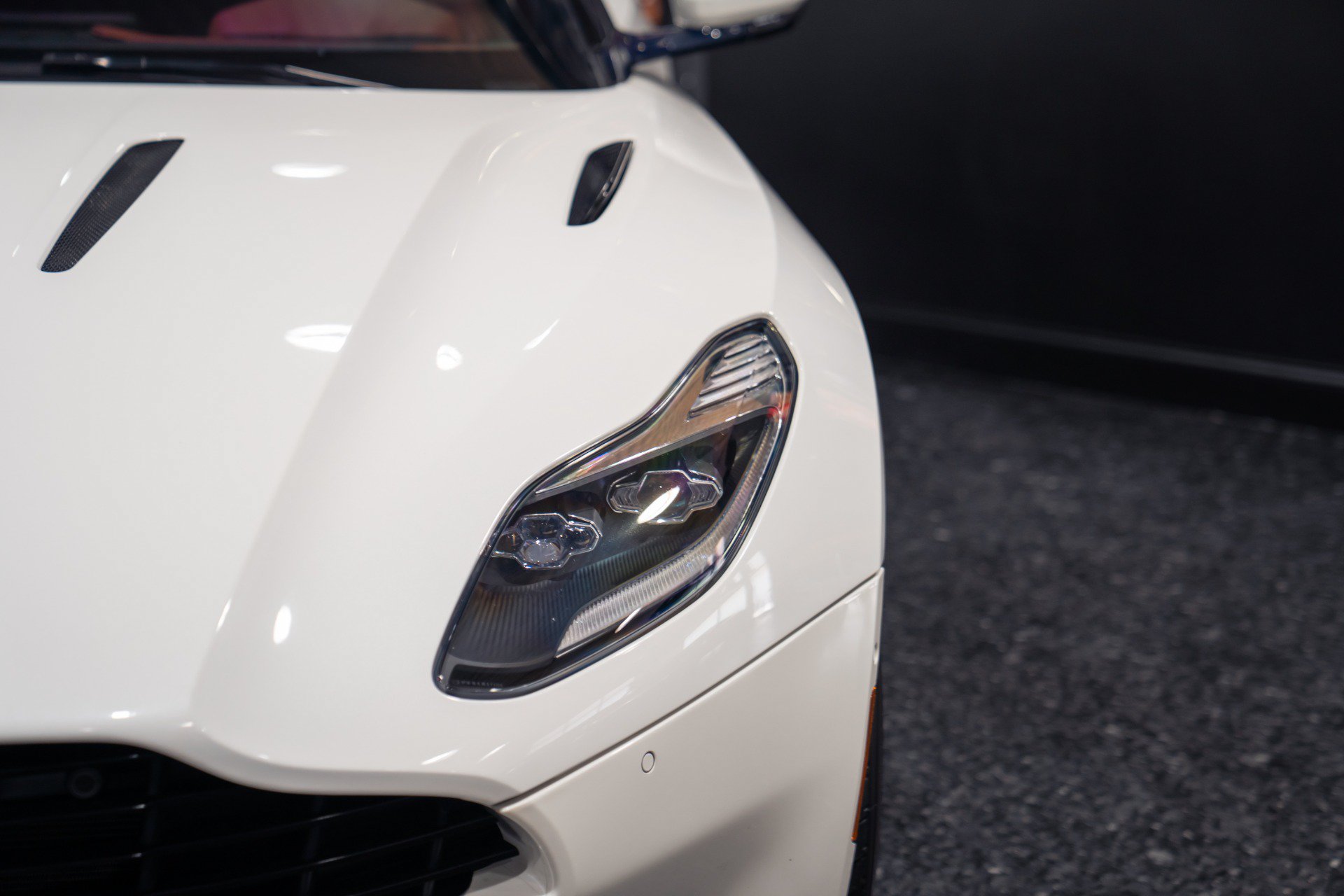 Used 2018 Aston Martin DB11 V12 RWD image 11