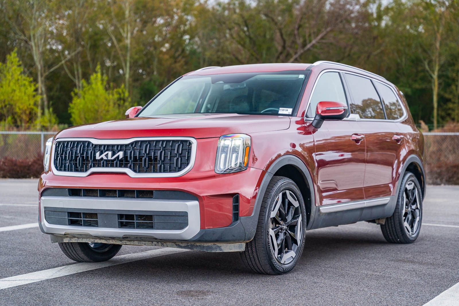 Used 2023 Kia Telluride EX w/ EX Captain's Chair Package image 3