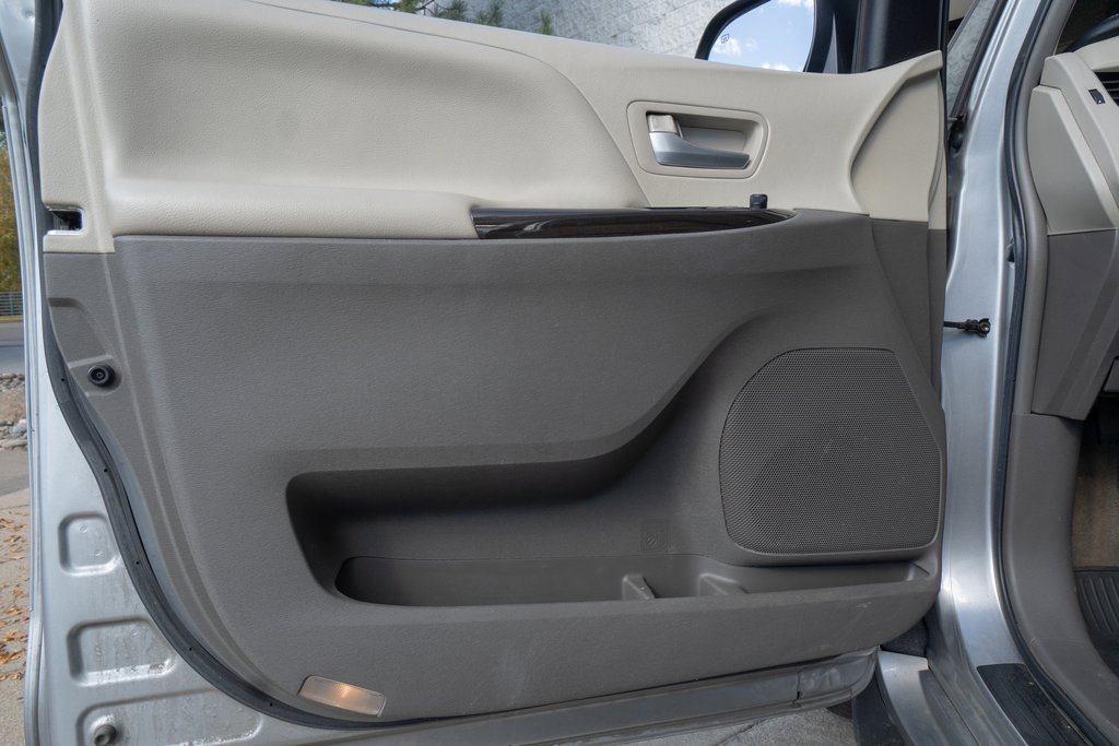 Used 2017 Toyota Sienna XLE Premium image 7