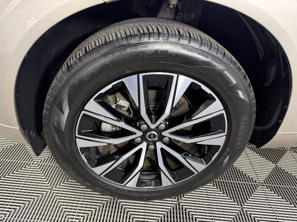 Used 2025 Volvo XC60 B5 Plus image 11