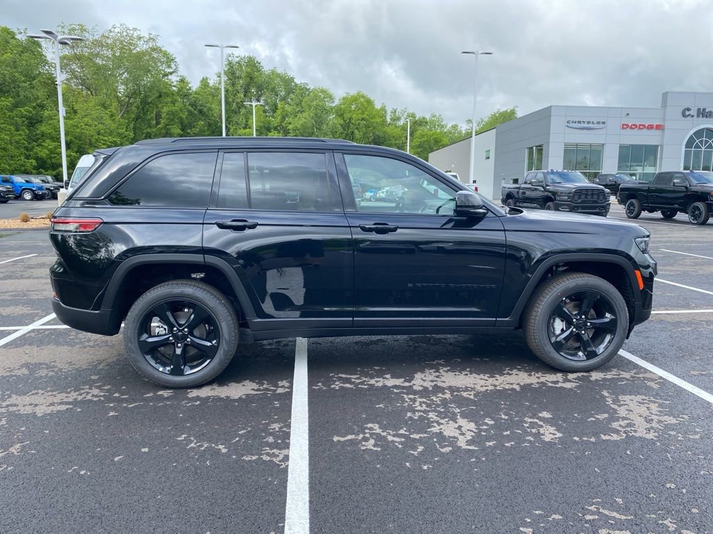 New 2025 Jeep Grand Cherokee Limited w/ Black Appearance Package image 2