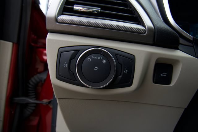 Used 2019 Ford Fusion SE FWD image 18