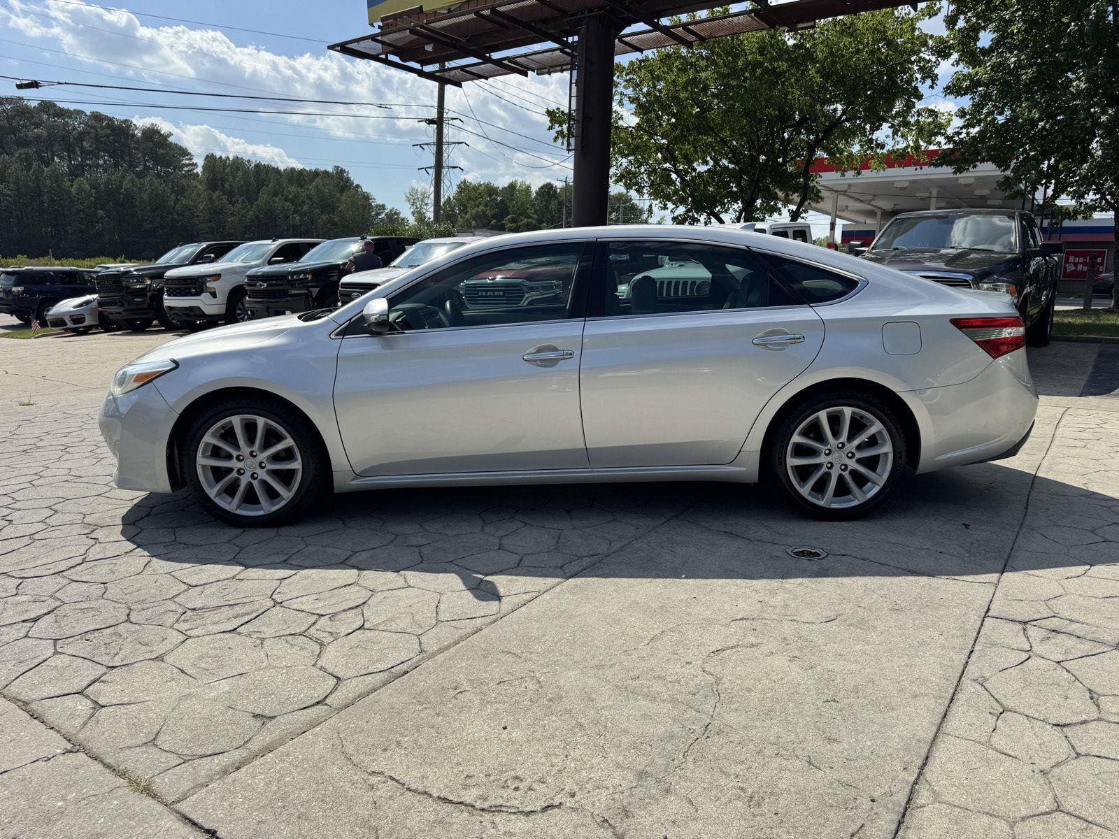 Used 2014 Toyota Avalon Limited w/ Technology Package FWD image 10