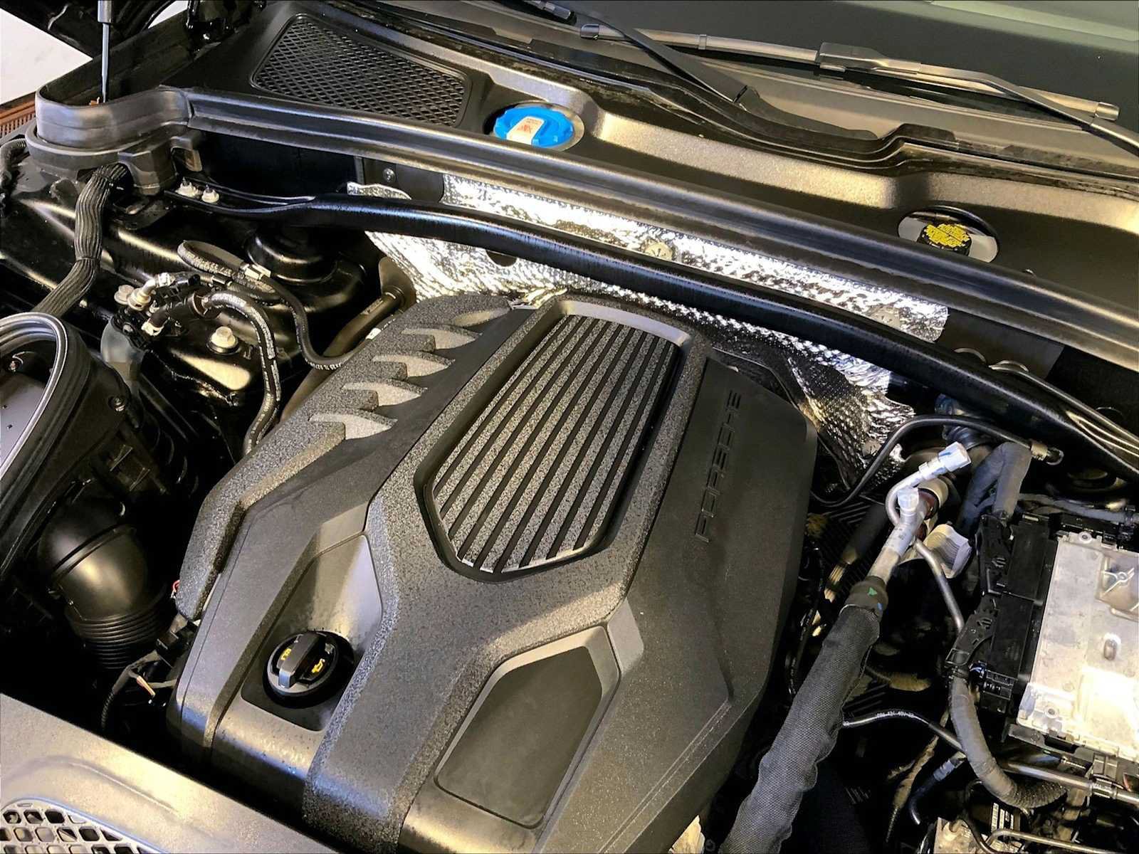 Used 2023 Porsche Macan AWD/4WD image 33